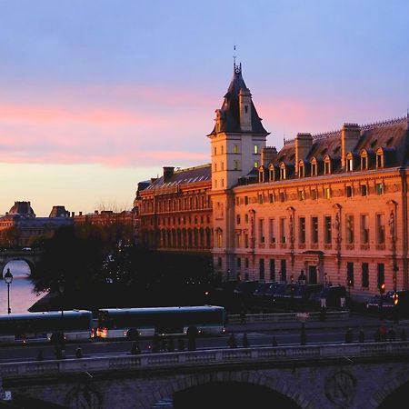 Two Bedroom Luxury Apartment - Balcony With View Of Notre Dame Parigi Esterno foto