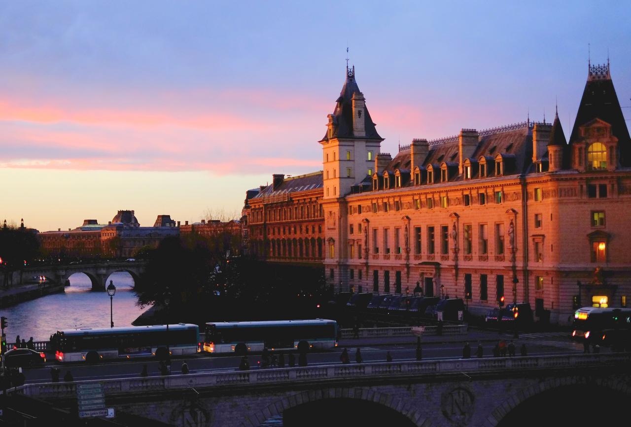 Two Bedroom Luxury Apartment - Balcony With View Of Notre Dame Parigi Esterno foto