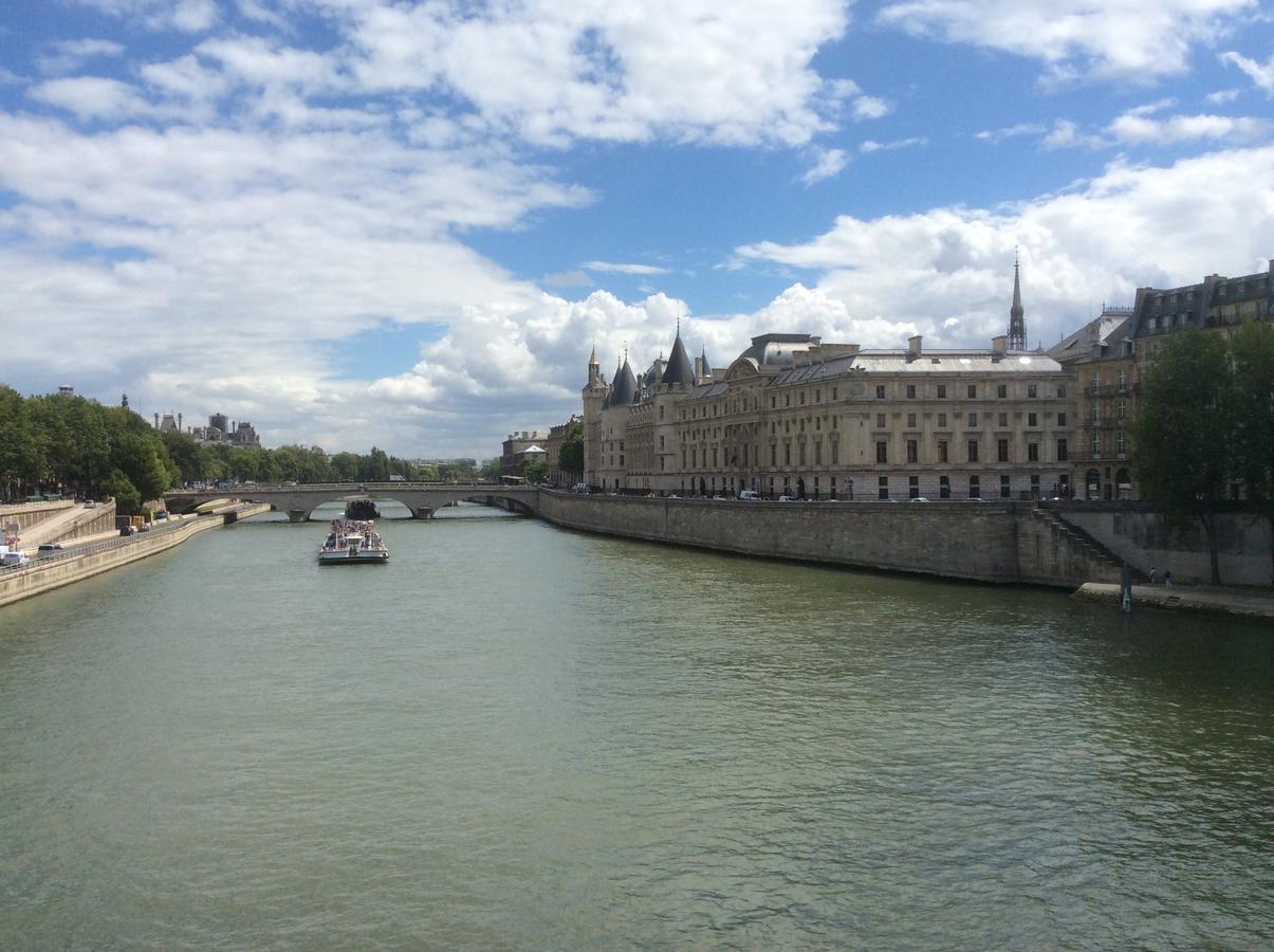 Two Bedroom Luxury Apartment - Balcony With View Of Notre Dame Parigi Esterno foto